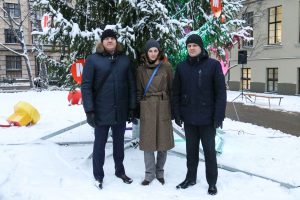 Pie atjaunotās Rīgas Franču liceja vēsturiskās ēkas un Centra sporta kvartālā iedegas Ziemassvētku eglītes