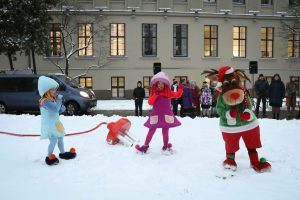 Pie atjaunotās Rīgas Franču liceja vēsturiskās ēkas un Centra sporta kvartālā iedegas Ziemassvētku eglītes