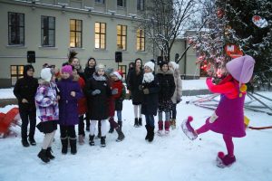 Pie atjaunotās Rīgas Franču liceja vēsturiskās ēkas un Centra sporta kvartālā iedegas Ziemassvētku eglītes