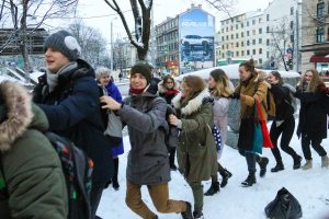 Pie atjaunotās Rīgas Franču liceja vēsturiskās ēkas un Centra sporta kvartālā iedegas Ziemassvētku eglītes