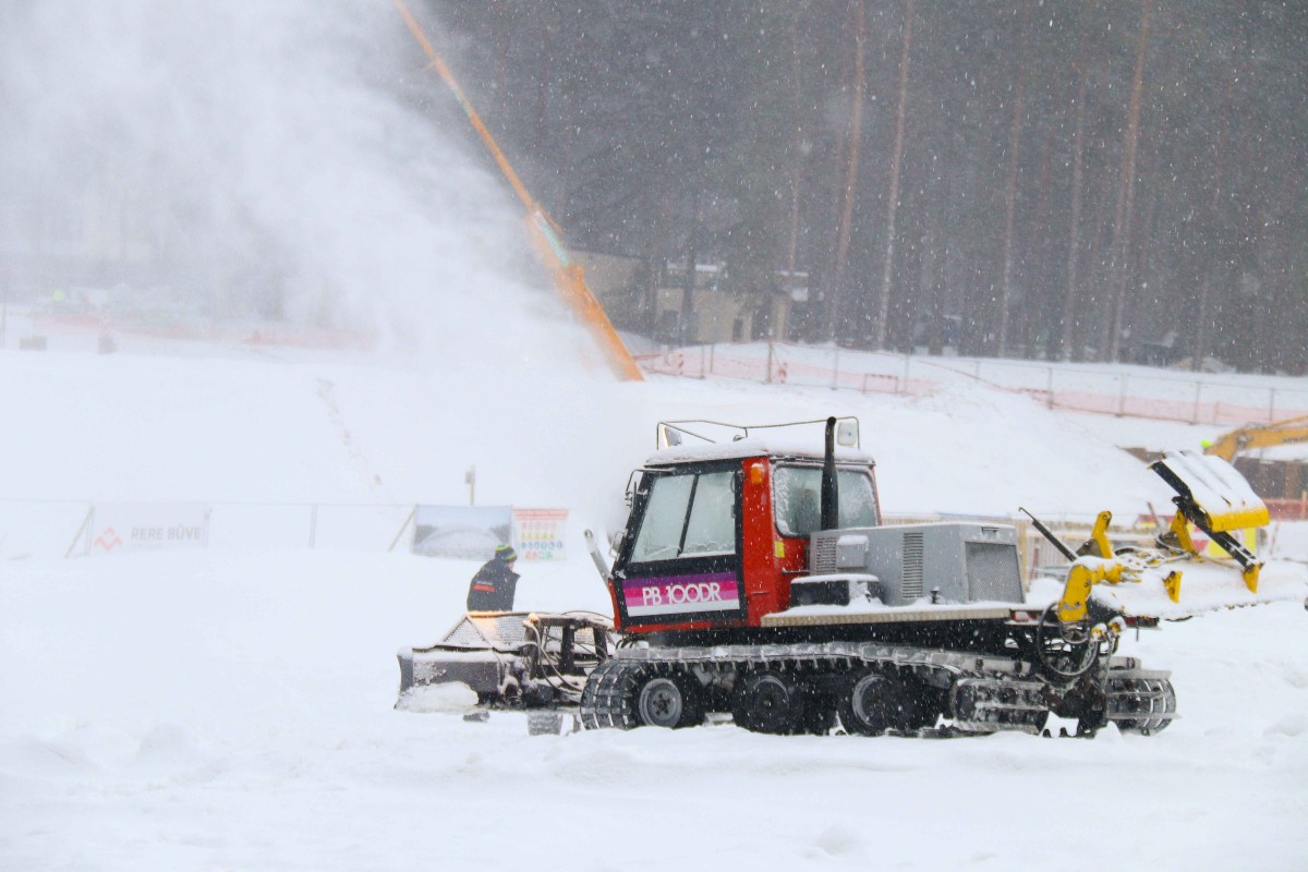 Mežaparka Lielās estrādes skatītāju laukā ierīkotais “Rīgas sniega parks” aicina izbaudīt ziemas sportiskās aktivitātes