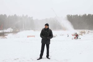 Mežaparka Lielās estrādes skatītāju laukā ierīkotais “Rīgas sniega parks” aicina izbaudīt ziemas sportiskās aktivitātes