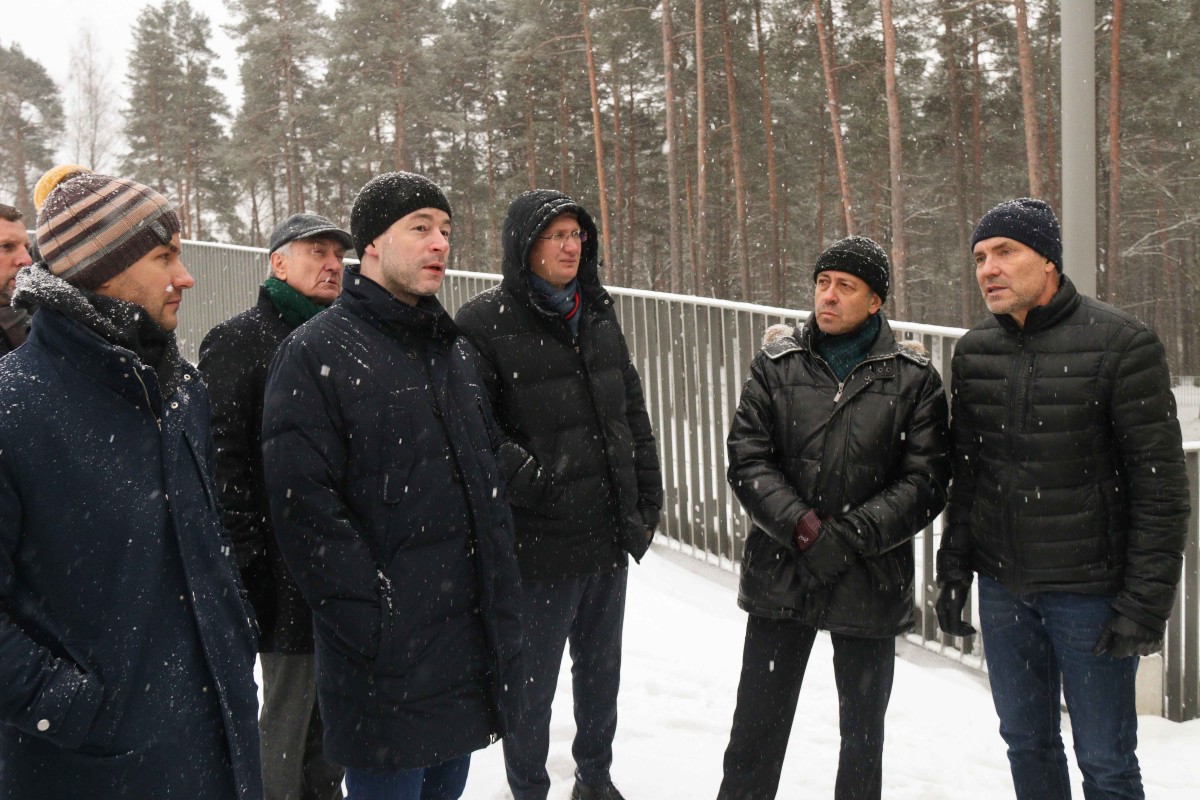 Mežaparka Lielās estrādes skatītāju laukā ierīkotais “Rīgas sniega parks” aicina izbaudīt ziemas sportiskās aktivitātes