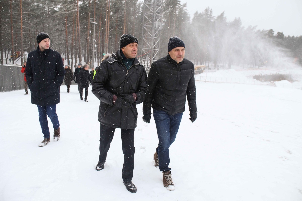 Mežaparka Lielās estrādes skatītāju laukā ierīkotais “Rīgas sniega parks” aicina izbaudīt ziemas sportiskās aktivitātes