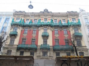 Četrus pilsētas graustus sakārtos piespiedu kārtā, divus nojauks