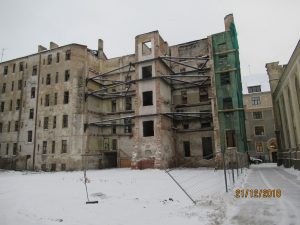 Četrus pilsētas graustus sakārtos piespiedu kārtā, divus nojauks