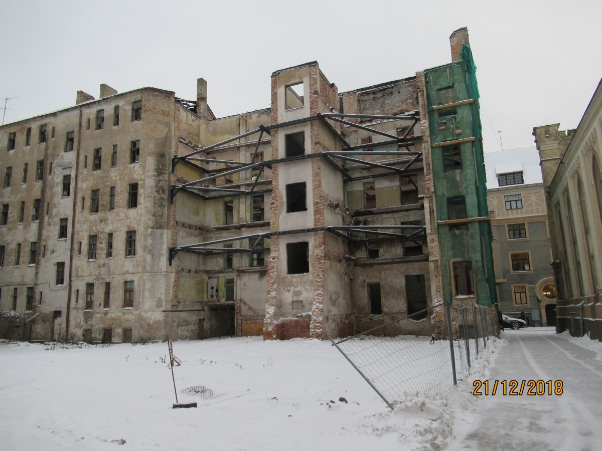 Četrus pilsētas graustus sakārtos piespiedu kārtā, divus nojauks