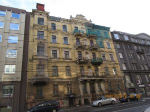 Četrus pilsētas graustus sakārtos piespiedu kārtā, divus nojauks