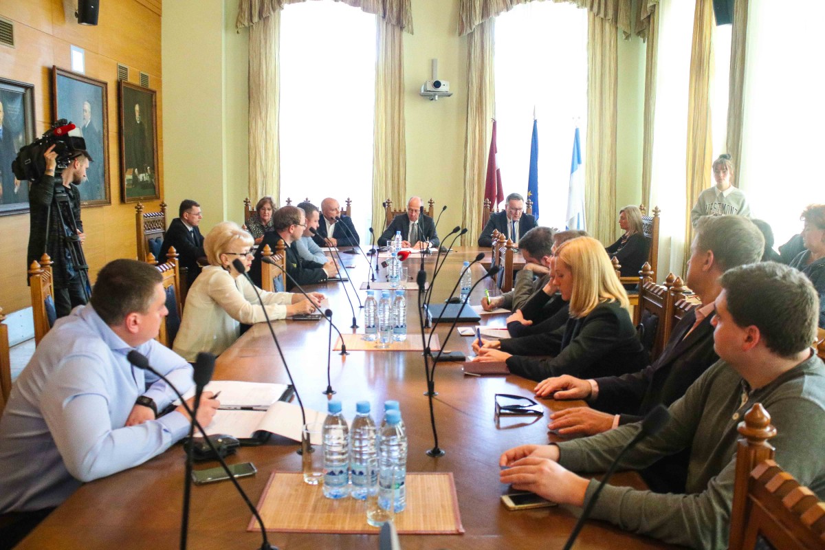 Akmeņu ielas 17 iedzīvotājiem pašvaldība piedāvās pagaidu mājvietas un palīdzību jaunas atrašanā