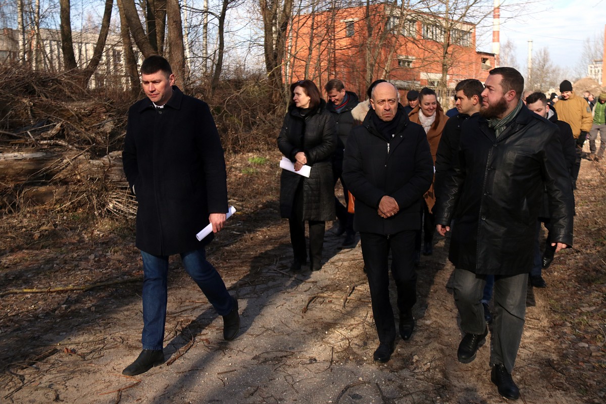Apzinās nelegālās izgāztuves Rīgā; īpašniekiem uzdos sakopt izgāztuvi Kurzemes prospektā 3E