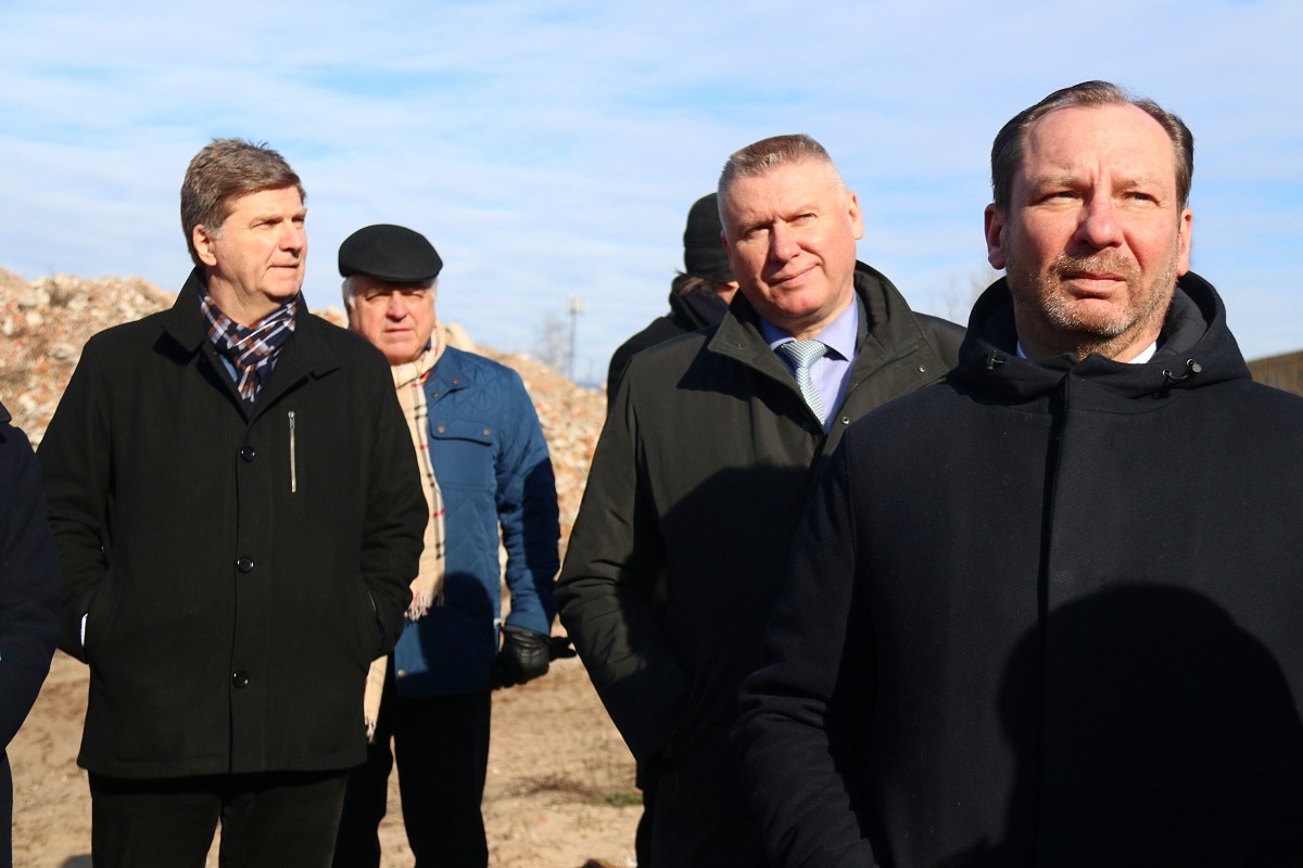 Apzinās nelegālās izgāztuves Rīgā; īpašniekiem uzdos sakopt izgāztuvi Kurzemes prospektā 3E