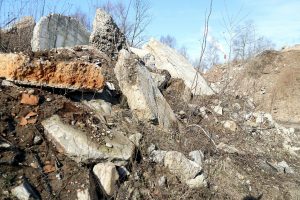 Apzinās nelegālās izgāztuves Rīgā; īpašniekiem uzdos sakopt izgāztuvi Kurzemes prospektā 3E