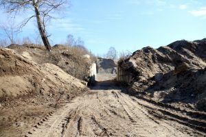 Apzinās nelegālās izgāztuves Rīgā; īpašniekiem uzdos sakopt izgāztuvi Kurzemes prospektā 3E