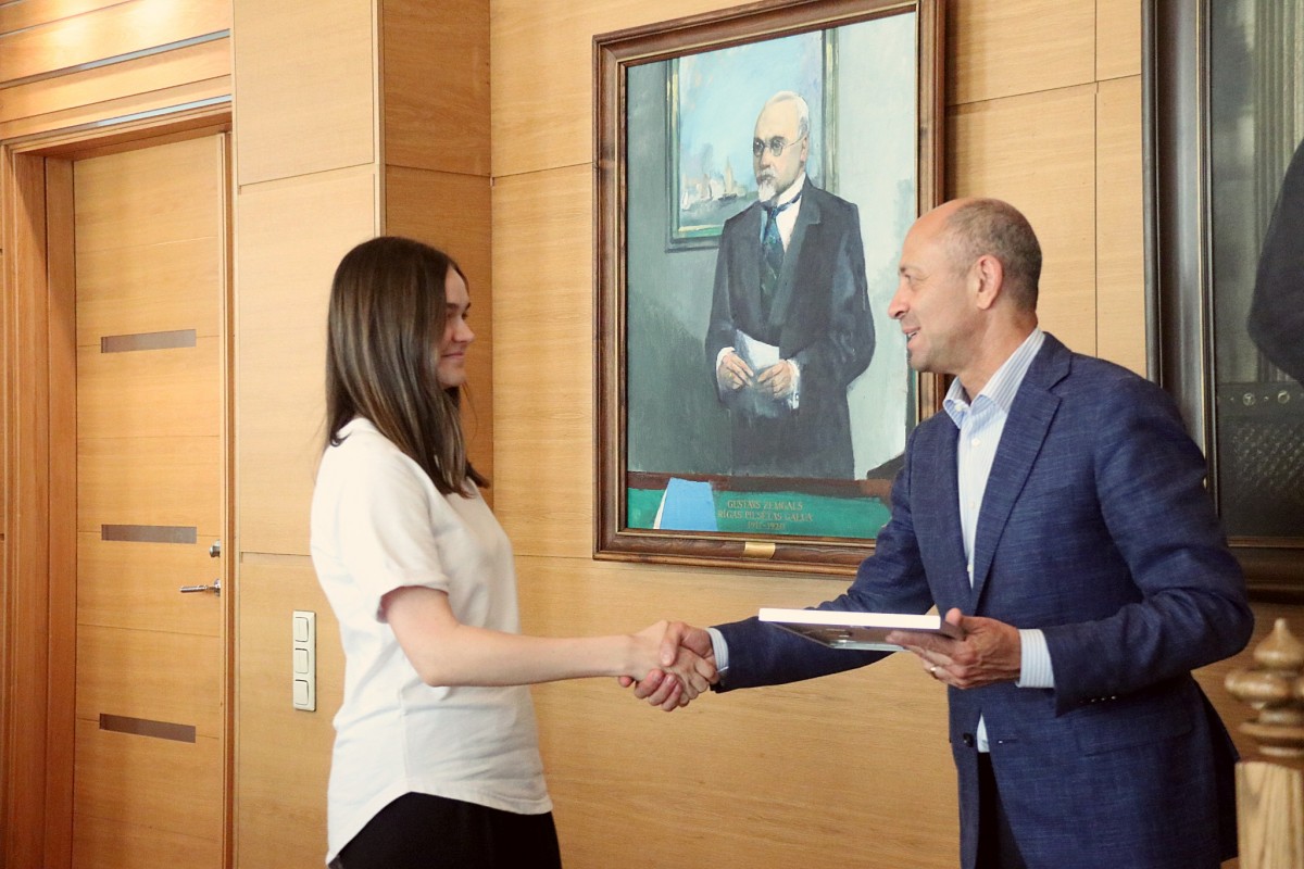 Apbalvojam ideju konkursa "Manas idejas top Rīgā" laureātus