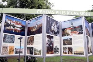 Līvu laukumā atklāta izstāde par Čehijas pilīm