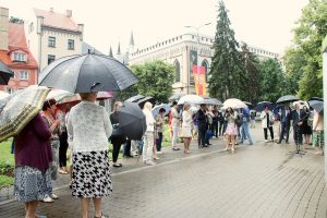 Līvu laukumā atklāta izstāde par Čehijas pilīm