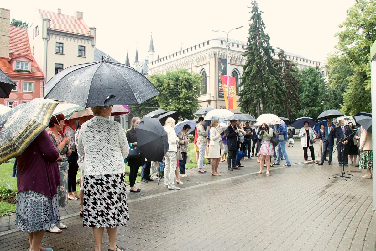 Līvu laukumā atklāta izstāde par Čehijas pilīm