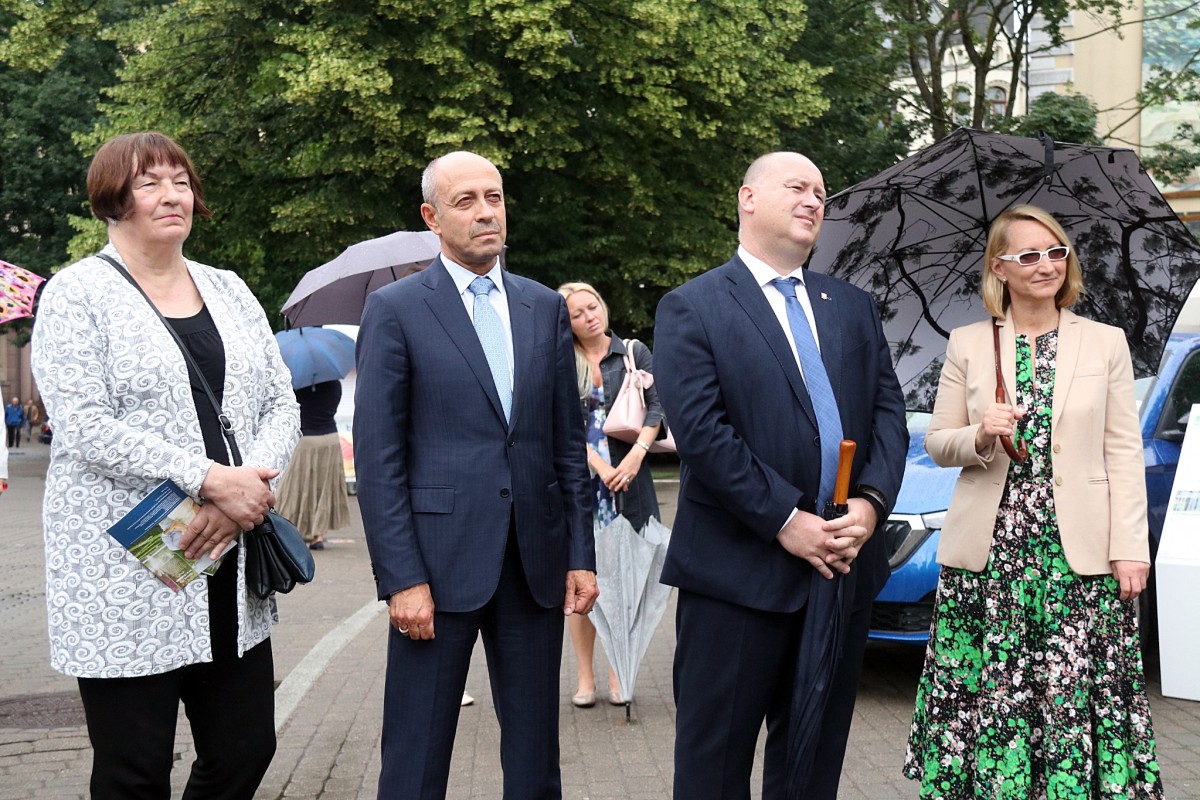 Līvu laukumā atklāta izstāde par Čehijas pilīm