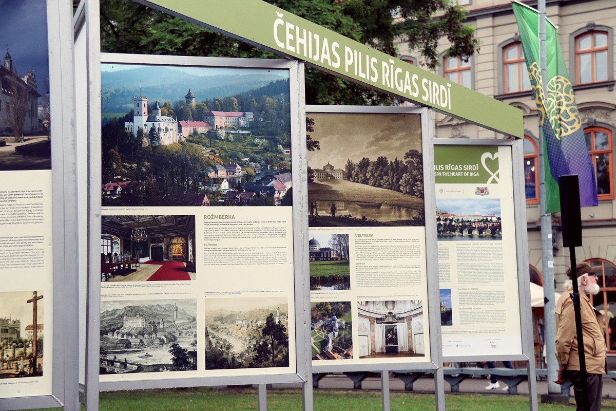 Līvu laukumā atklāta izstāde par Čehijas pilīm