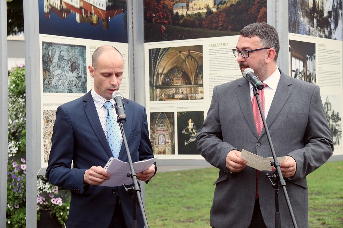 Līvu laukumā atklāta izstāde par Čehijas pilīm