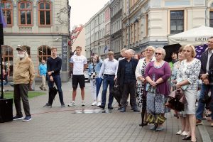 Līvu laukumā atklāta izstāde par Čehijas pilīm