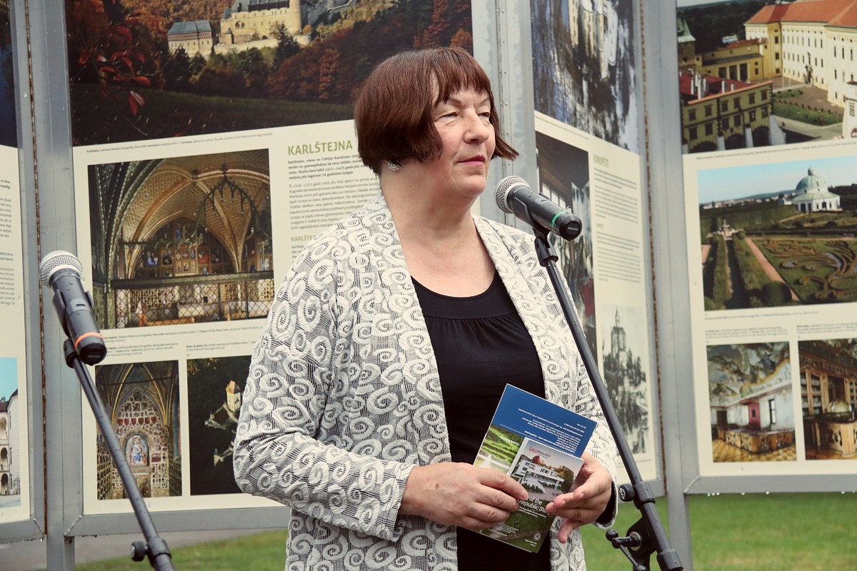 Līvu laukumā atklāta izstāde par Čehijas pilīm