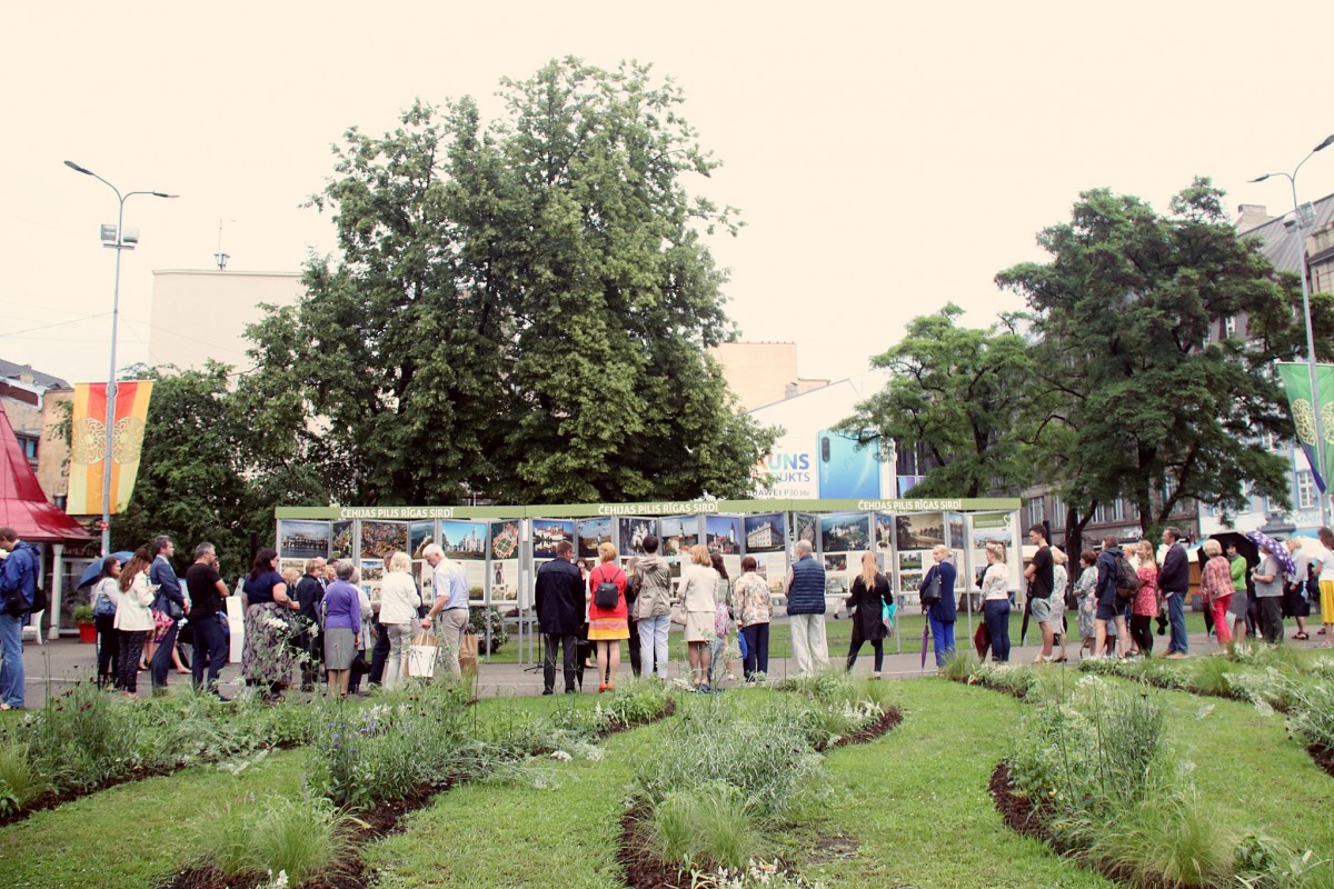 Līvu laukumā atklāta izstāde par Čehijas pilīm