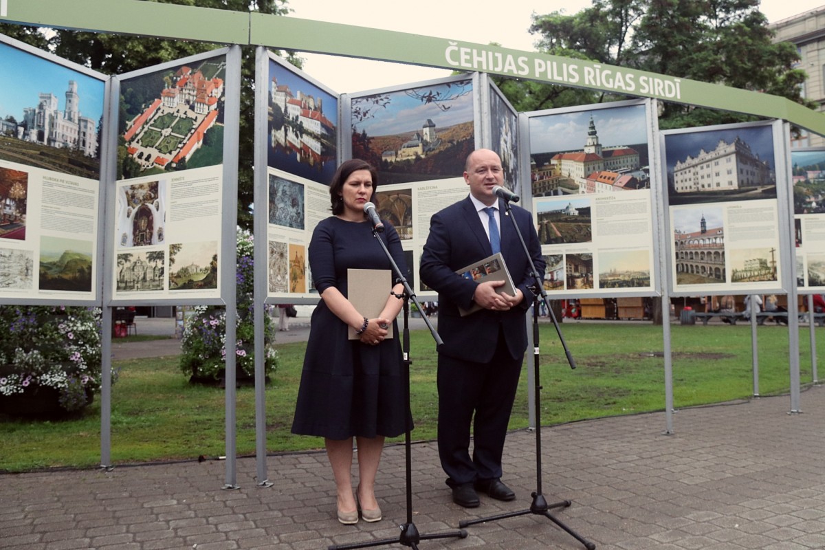 Līvu laukumā atklāta izstāde par Čehijas pilīm