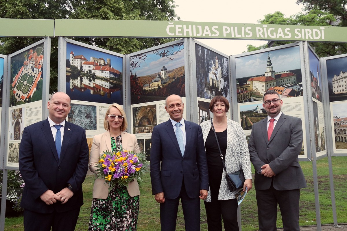 Līvu laukumā atklāta izstāde par Čehijas pilīm