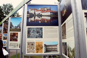 Līvu laukumā atklāta izstāde par Čehijas pilīm