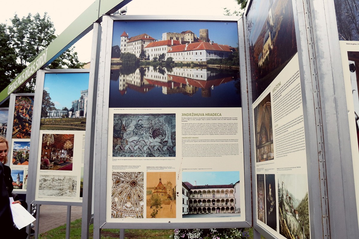 Līvu laukumā atklāta izstāde par Čehijas pilīm