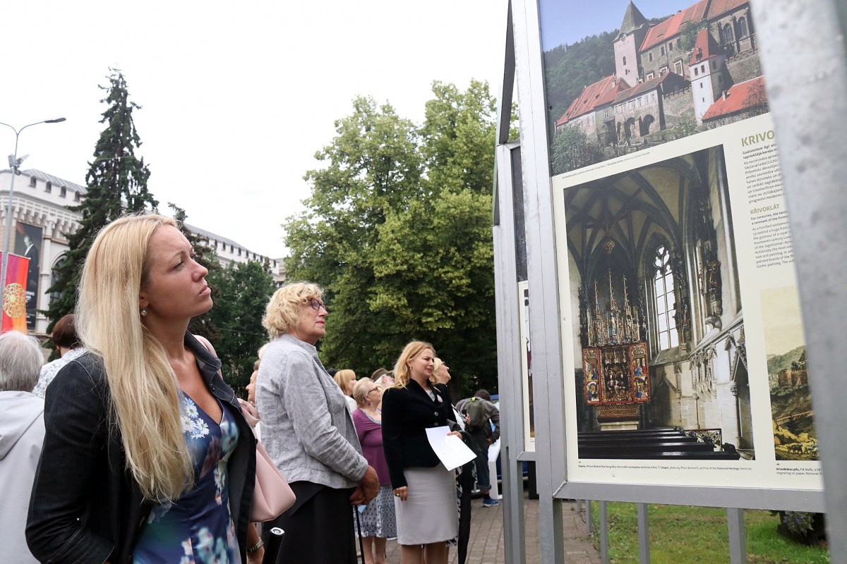 Līvu laukumā atklāta izstāde par Čehijas pilīm
