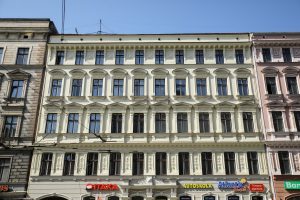 Piestiprina pirmo apliecinājuma plāksnīti pie kultūrvēsturiskas ēkas fasādes, kura šogad atjaunota ar Rīgas pašvaldības līdzfinansējumu