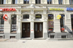 Piestiprina pirmo apliecinājuma plāksnīti pie kultūrvēsturiskas ēkas fasādes, kura šogad atjaunota ar Rīgas pašvaldības līdzfinansējumu