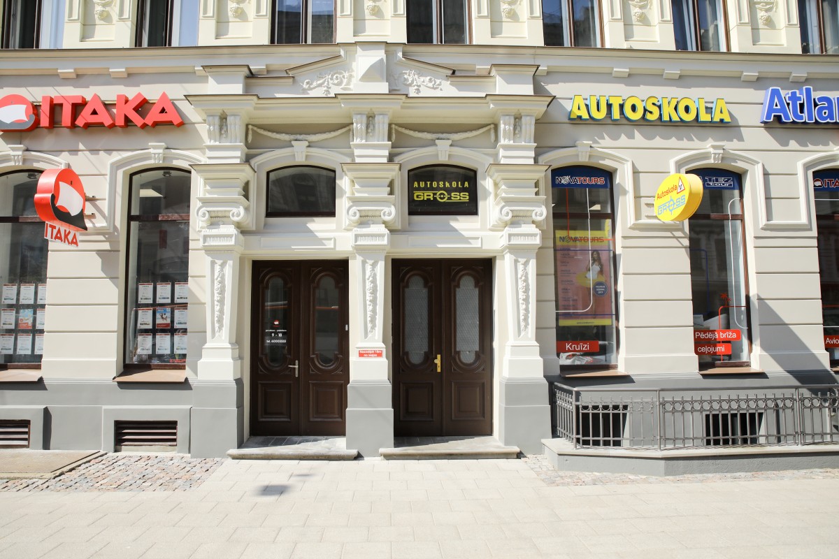 Piestiprina pirmo apliecinājuma plāksnīti pie kultūrvēsturiskas ēkas fasādes, kura šogad atjaunota ar Rīgas pašvaldības līdzfinansējumu