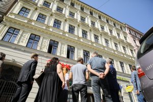 Piestiprina pirmo apliecinājuma plāksnīti pie kultūrvēsturiskas ēkas fasādes, kura šogad atjaunota ar Rīgas pašvaldības līdzfinansējumu