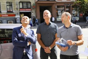 Piestiprina pirmo apliecinājuma plāksnīti pie kultūrvēsturiskas ēkas fasādes, kura šogad atjaunota ar Rīgas pašvaldības līdzfinansējumu