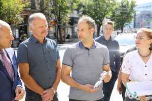 Piestiprina pirmo apliecinājuma plāksnīti pie kultūrvēsturiskas ēkas fasādes, kura šogad atjaunota ar Rīgas pašvaldības līdzfinansējumu