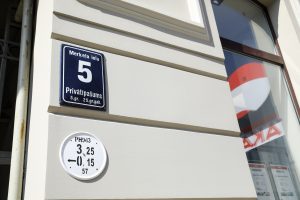 Piestiprina pirmo apliecinājuma plāksnīti pie kultūrvēsturiskas ēkas fasādes, kura šogad atjaunota ar Rīgas pašvaldības līdzfinansējumu