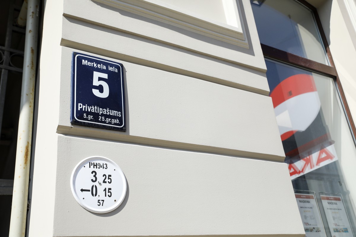 Piestiprina pirmo apliecinājuma plāksnīti pie kultūrvēsturiskas ēkas fasādes, kura šogad atjaunota ar Rīgas pašvaldības līdzfinansējumu