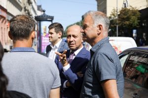 Piestiprina pirmo apliecinājuma plāksnīti pie kultūrvēsturiskas ēkas fasādes, kura šogad atjaunota ar Rīgas pašvaldības līdzfinansējumu