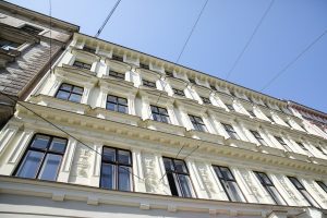 Piestiprina pirmo apliecinājuma plāksnīti pie kultūrvēsturiskas ēkas fasādes, kura šogad atjaunota ar Rīgas pašvaldības līdzfinansējumu