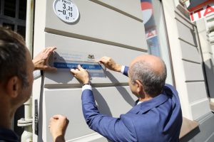 Piestiprina pirmo apliecinājuma plāksnīti pie kultūrvēsturiskas ēkas fasādes, kura šogad atjaunota ar Rīgas pašvaldības līdzfinansējumu