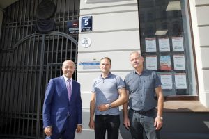 Piestiprina pirmo apliecinājuma plāksnīti pie kultūrvēsturiskas ēkas fasādes, kura šogad atjaunota ar Rīgas pašvaldības līdzfinansējumu