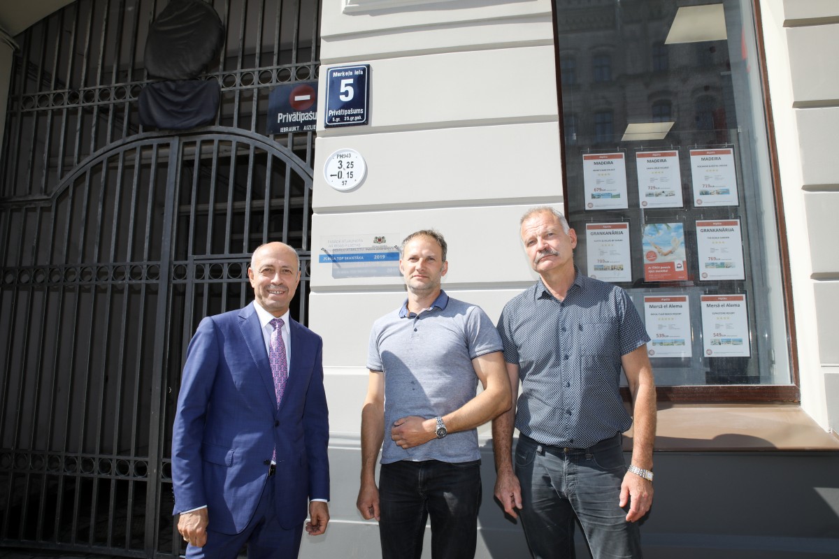 Piestiprina pirmo apliecinājuma plāksnīti pie kultūrvēsturiskas ēkas fasādes, kura šogad atjaunota ar Rīgas pašvaldības līdzfinansējumu