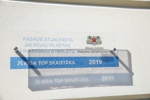 Piestiprina pirmo apliecinājuma plāksnīti pie kultūrvēsturiskas ēkas fasādes, kura šogad atjaunota ar Rīgas pašvaldības līdzfinansējumu