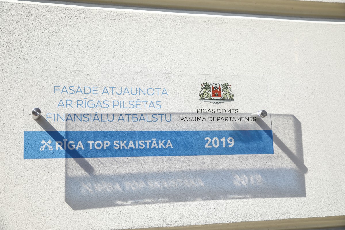 Piestiprina pirmo apliecinājuma plāksnīti pie kultūrvēsturiskas ēkas fasādes, kura šogad atjaunota ar Rīgas pašvaldības līdzfinansējumu