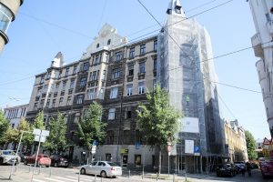 Piestiprina pirmo apliecinājuma plāksnīti pie kultūrvēsturiskas ēkas fasādes, kura šogad atjaunota ar Rīgas pašvaldības līdzfinansējumu