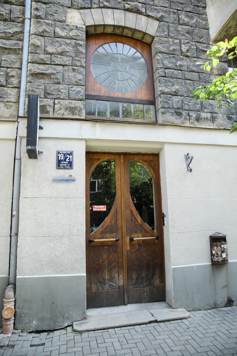 Piestiprina pirmo apliecinājuma plāksnīti pie kultūrvēsturiskas ēkas fasādes, kura šogad atjaunota ar Rīgas pašvaldības līdzfinansējumu