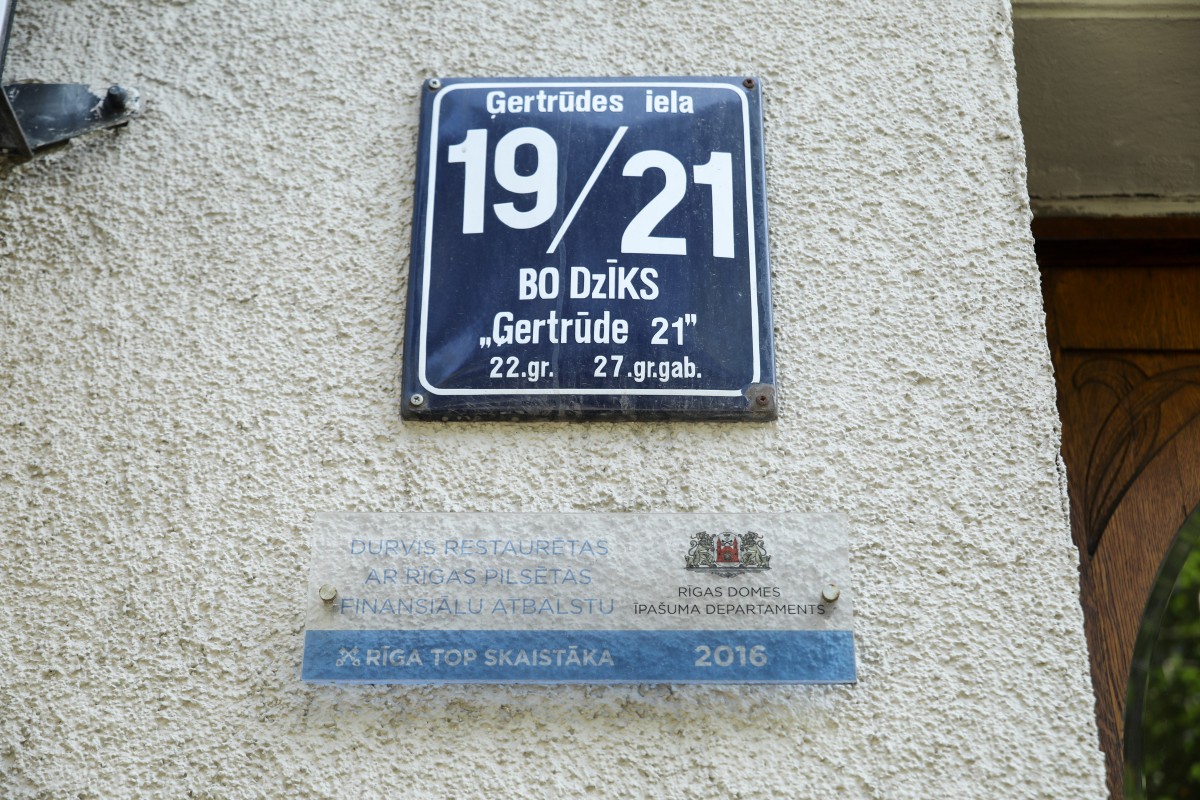 Piestiprina pirmo apliecinājuma plāksnīti pie kultūrvēsturiskas ēkas fasādes, kura šogad atjaunota ar Rīgas pašvaldības līdzfinansējumu